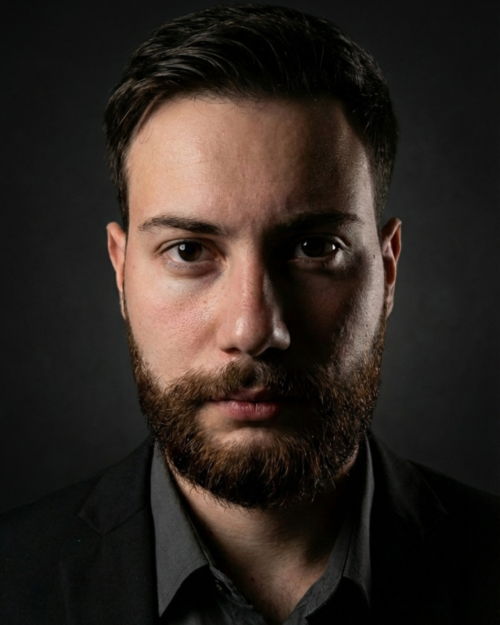 Fundador da Agency V2 apresentando um método de trabalho para desenvolvimento de negócios